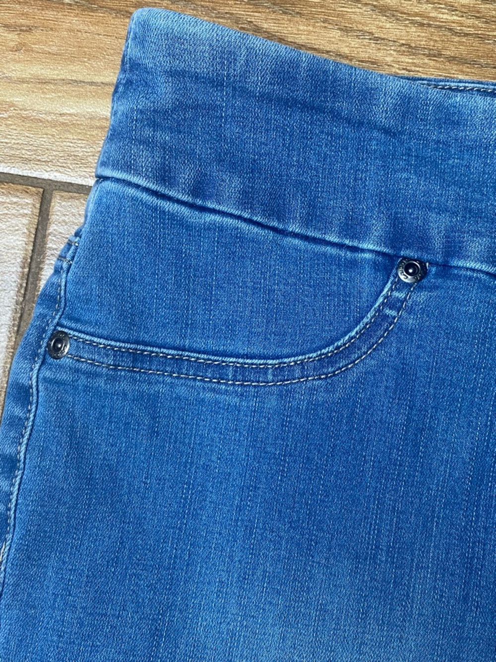 Chico’s Perfect Stretch Soft 2 Pedal Pusher - Picture 2 of 8